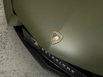 LAMBORGHINI Revuelto V12 Hybrid   e-DCT   1015 PS