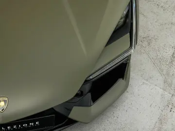 LAMBORGHINI Revuelto V12 Hybrid   e-DCT   1015 PS