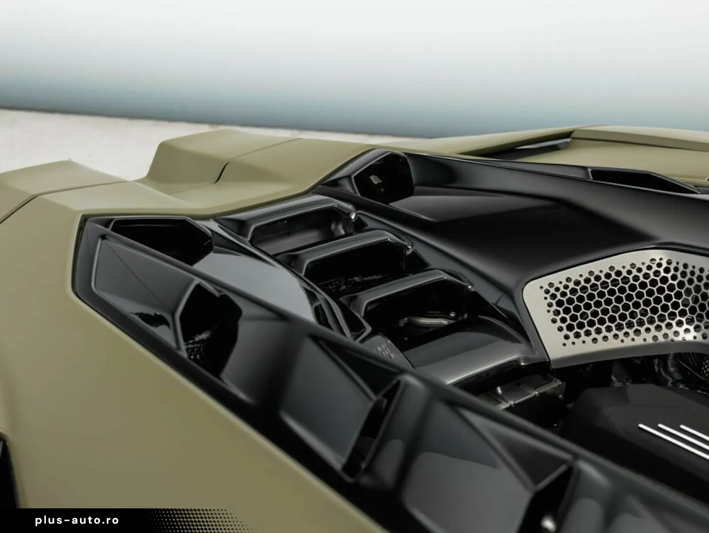LAMBORGHINI Revuelto V12 Hybrid   e-DCT   1015 PS