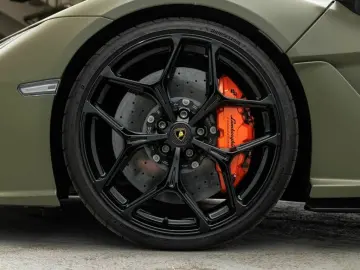 LAMBORGHINI Revuelto V12 Hybrid   e-DCT   1015 PS