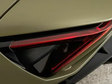LAMBORGHINI Revuelto V12 Hybrid   e-DCT   1015 PS