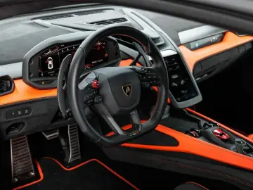 LAMBORGHINI Revuelto V12 Hybrid   e-DCT   1015 PS