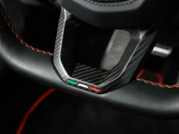 LAMBORGHINI Revuelto V12 Hybrid   e-DCT   1015 PS