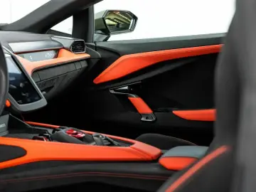 LAMBORGHINI Revuelto V12 Hybrid   e-DCT   1015 PS