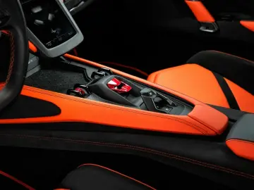 LAMBORGHINI Revuelto V12 Hybrid   e-DCT   1015 PS