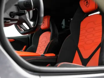 LAMBORGHINI Revuelto V12 Hybrid   e-DCT   1015 PS