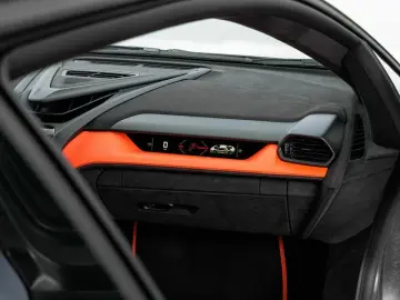 LAMBORGHINI Revuelto V12 Hybrid   e-DCT   1015 PS