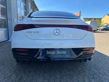 MERCEDES-BENZ EQE 300 AMG Night D.Light Pano Burmester 360