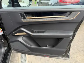 PORSCHE S E-Hybrid display pasager