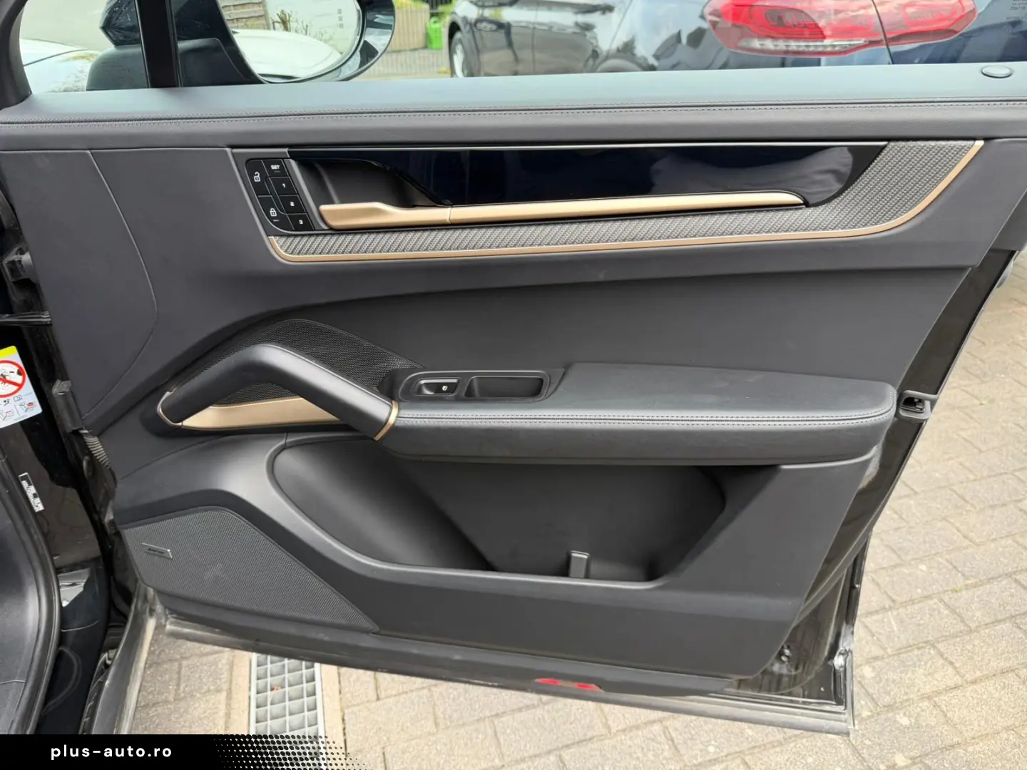 PORSCHE S E-Hybrid display pasager