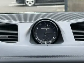 PORSCHE S E-Hybrid display pasager