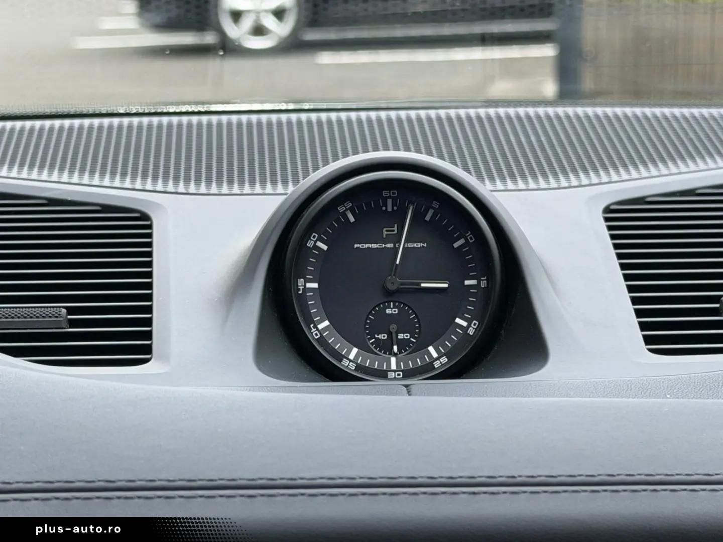 PORSCHE S E-Hybrid display pasager