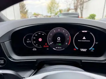PORSCHE S E-Hybrid display pasager
