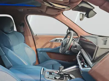 BMW XM  Bowers & Wilkins Soft-Close Laser 360  23