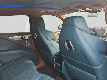 BMW XM  Bowers & Wilkins Soft-Close Laser 360  23