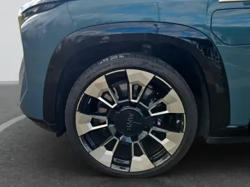 BMW XM  Bowers & Wilkins Soft-Close Laser 360  23