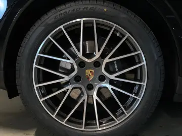 PORSCHE Cayenne Platinum Edition   Luftfederung   ACC