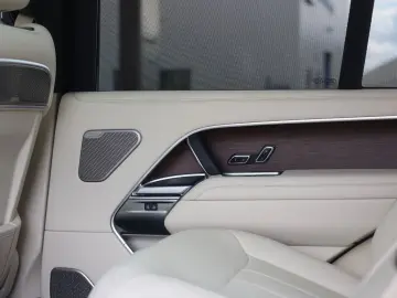 LAND ROVER Range Rover P460e Autobiography LWB
