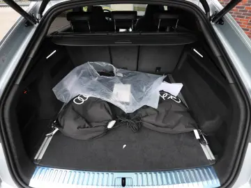 AUDI Q8 60 TFSIe Quattro   Pano - AHK - Voll!