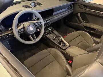 PORSCHE 911 Carrera GTS T-Hybrid Cabriolet