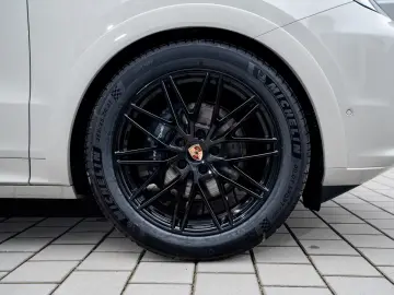 Porsche Cayenne Coupe   MY26   Cashmere