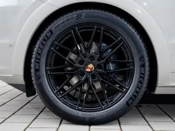 Porsche Cayenne Coupe   MY26   Cashmere
