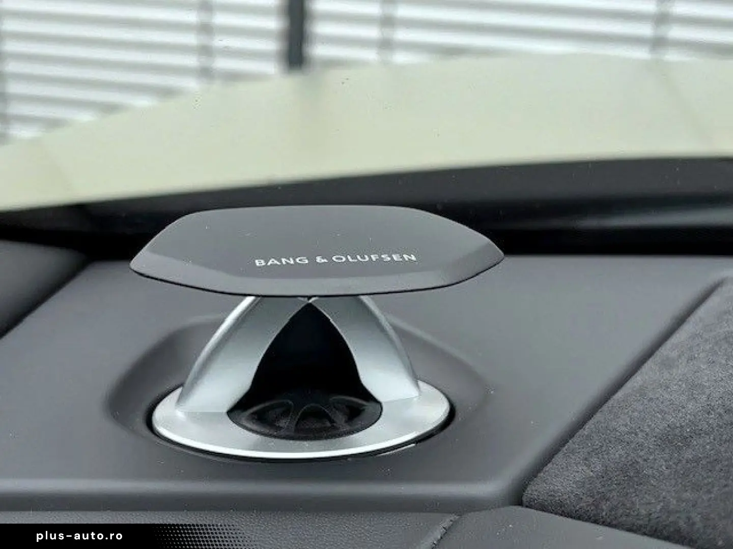 LAMBORGHINI Urus HUD NIGHT VISION B&O 23  REAR SEAT-ENTER.