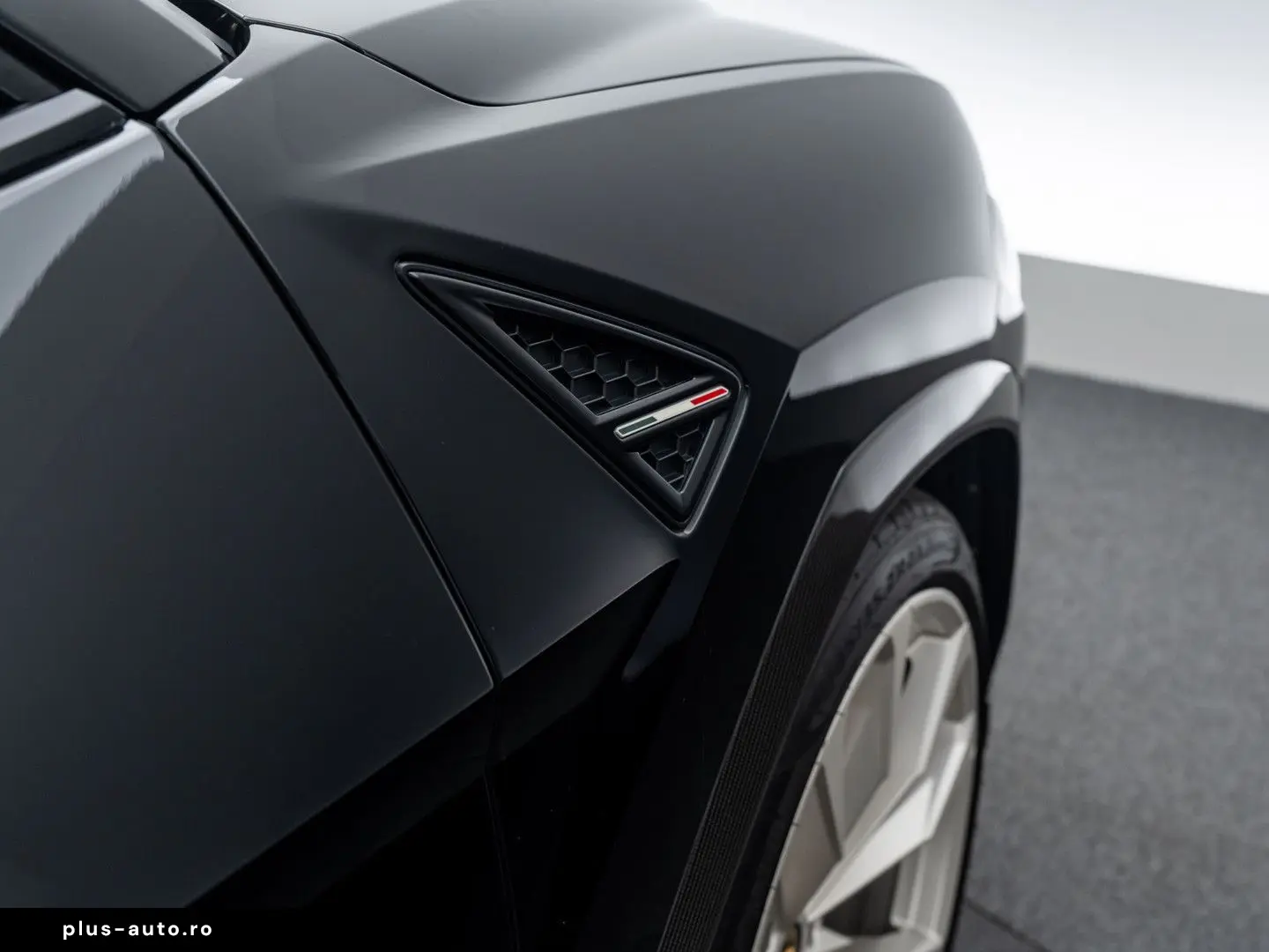LAMBORGHINI Urus 4.0 V8   BTW auto   Rear seat entertainent
