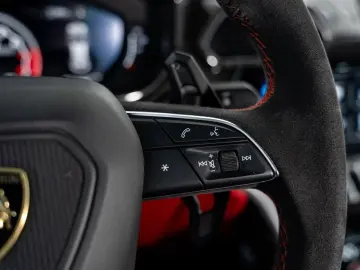 LAMBORGHINI Urus 4.0 V8   BTW auto   Rear seat entertainent