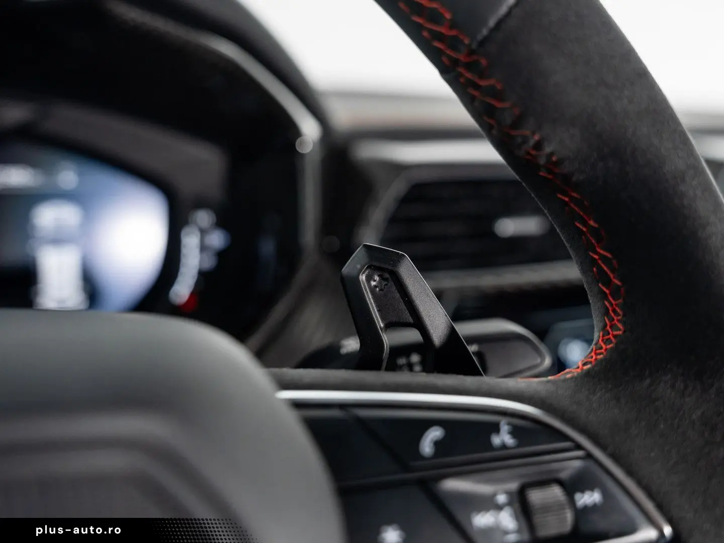 LAMBORGHINI Urus 4.0 V8   BTW auto   Rear seat entertainent