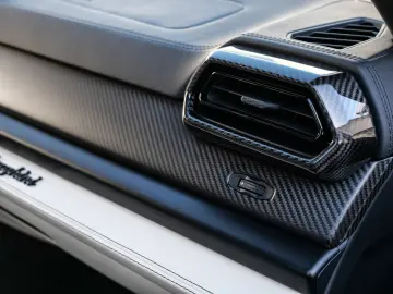 LAMBORGHINI Urus SE Verde Gea  Interior Carbon Pack