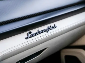 LAMBORGHINI Urus SE Verde Gea  Interior Carbon Pack