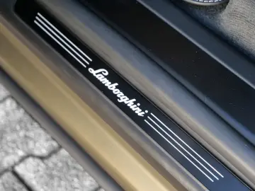 LAMBORGHINI Urus SE Verde Gea  Interior Carbon Pack