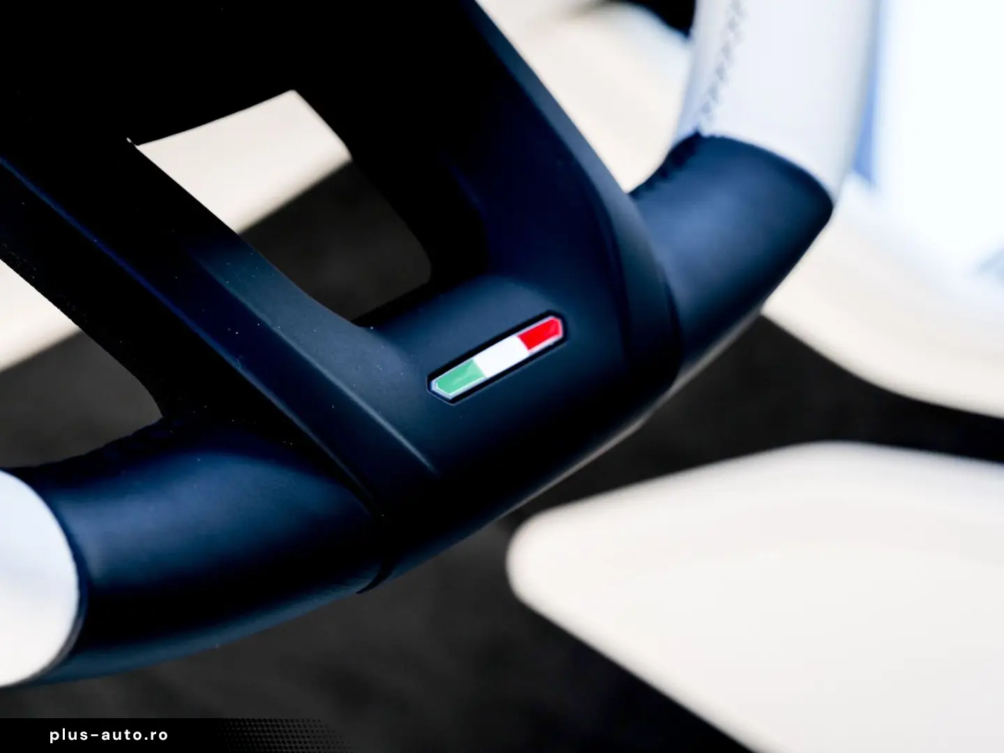LAMBORGHINI Urus SE Verde Gea  Interior Carbon Pack