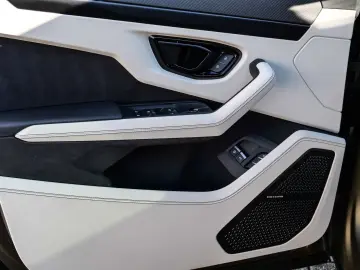 LAMBORGHINI Urus SE Verde Gea  Interior Carbon Pack