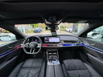 BMW 740d xDrive M Sport PanoSky B&W AHK St-Hzg 21