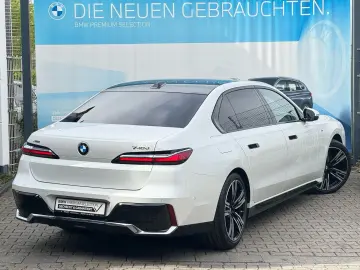 BMW 740d xDrive M Sport PanoSky B&W AHK St-Hzg 21