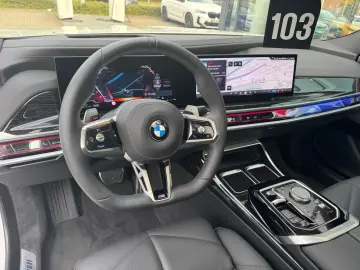 BMW 740d xDrive M Sport PanoSky B&W AHK St-Hzg 21