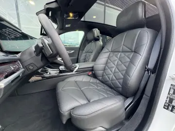 BMW 740d xDrive M Sport PanoSky B&W AHK St-Hzg 21