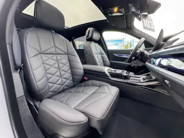 BMW 740d xDrive M Sport PanoSky B&W AHK St-Hzg 21