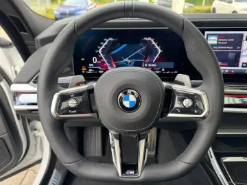 BMW 740d xDrive M Sport PanoSky B&W AHK St-Hzg 21
