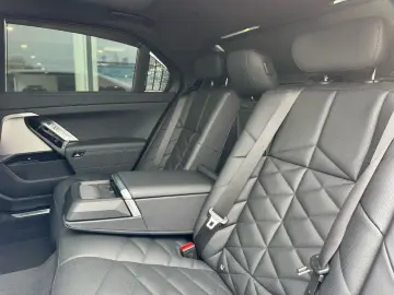 BMW 740d xDrive M Sport PanoSky B&W AHK St-Hzg 21
