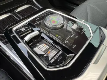 BMW 740d xDrive M Sport PanoSky B&W AHK St-Hzg 21