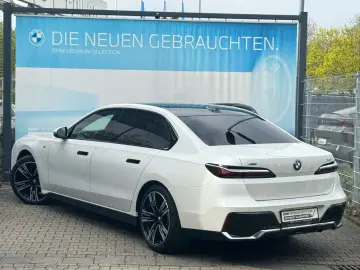 BMW 740d xDrive M Sport PanoSky B&W AHK St-Hzg 21