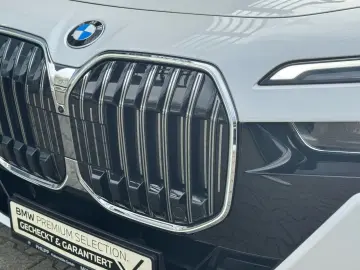 BMW 740d xDrive M Sport PanoSky B&W AHK St-Hzg 21