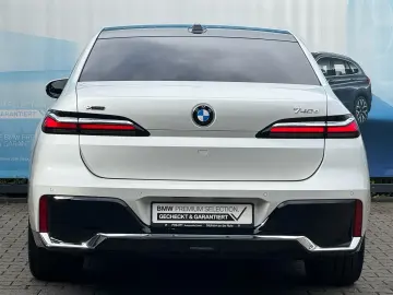 BMW 740d xDrive M Sport PanoSky B&W AHK St-Hzg 21