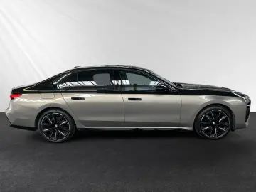 BMW 740d xDrive  Two-Tone  M Sport Pro SkyLounge B&W