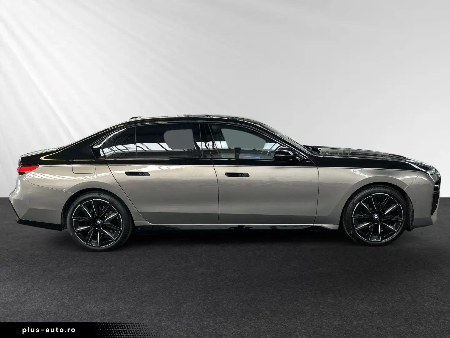 BMW 740d xDrive  Two-Tone  M Sport Pro SkyLounge B&W