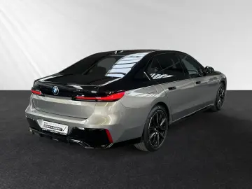 BMW 740d xDrive  Two-Tone  M Sport Pro SkyLounge B&W