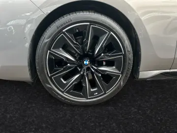 BMW 740d xDrive  Two-Tone  M Sport Pro SkyLounge B&W